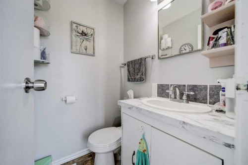237 Lafayette Boulevard West, Lethbridge, AB - Indoor Photo Showing Bathroom