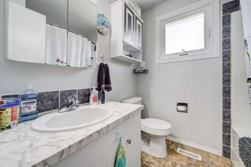 237 Lafayette Boulevard West, Lethbridge, AB - Indoor Photo Showing Bathroom