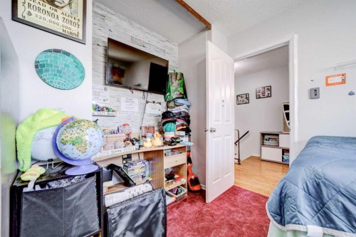 237 Lafayette Boulevard West, Lethbridge, AB - Indoor Photo Showing Bedroom