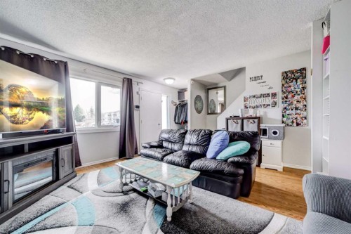237 Lafayette Boulevard West, Lethbridge, AB - Indoor Photo Showing Living Room