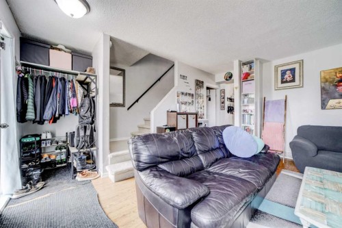 237 Lafayette Boulevard West, Lethbridge, AB - Indoor Photo Showing Living Room