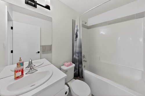 302 Uplands Boulevard North, Lethbridge, AB - Indoor Photo Showing Bathroom
