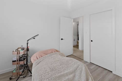 302 Uplands Boulevard North, Lethbridge, AB - Indoor Photo Showing Bedroom