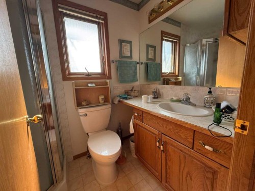 128 Heritage Boulevard West, Lethbridge, AB - Indoor Photo Showing Bathroom