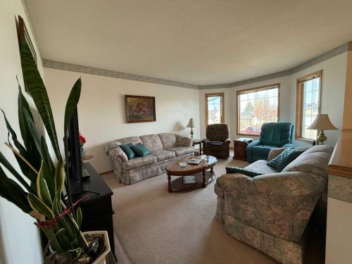 128 Heritage Boulevard West, Lethbridge, AB - Indoor Photo Showing Living Room