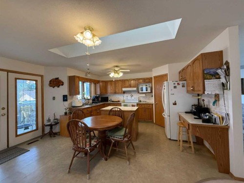 128 Heritage Boulevard West, Lethbridge, AB - Indoor