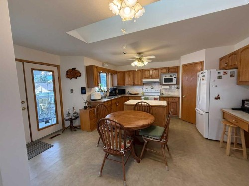 128 Heritage Boulevard West, Lethbridge, AB - Indoor