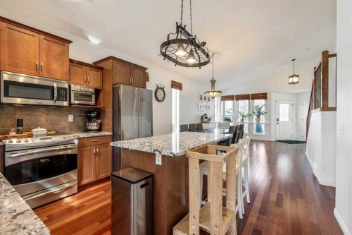 70 Coalbanks Gate West, Lethbridge, AB - Indoor Photo Showing Kitchen With Upgraded Kitchen