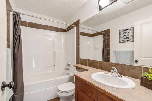70 Coalbanks Gate West, Lethbridge, AB - Indoor Photo Showing Bathroom