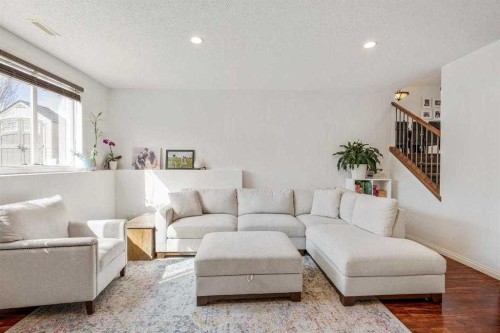 70 Coalbanks Gate West, Lethbridge, AB - Indoor Photo Showing Living Room