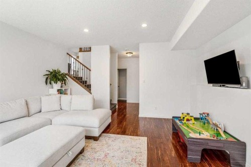 70 Coalbanks Gate West, Lethbridge, AB - Indoor Photo Showing Living Room