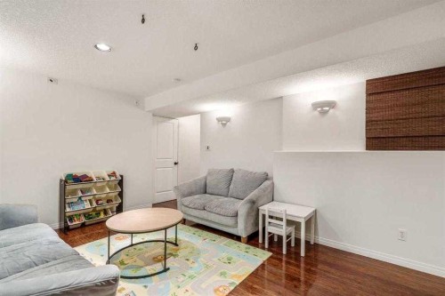 70 Coalbanks Gate West, Lethbridge, AB - Indoor Photo Showing Living Room