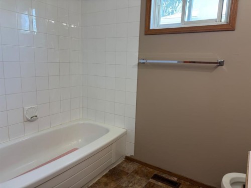 506 Columbia Boulevard West, Lethbridge, AB - Indoor Photo Showing Bathroom