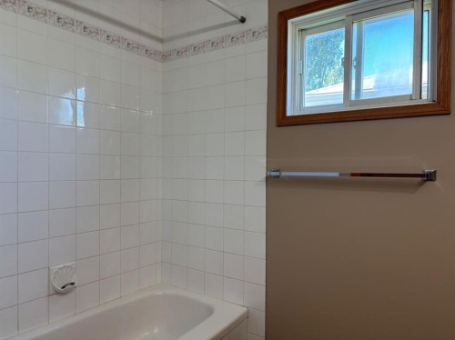 506 Columbia Boulevard West, Lethbridge, AB - Indoor Photo Showing Bathroom