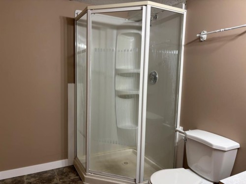 506 Columbia Boulevard West, Lethbridge, AB - Indoor Photo Showing Bathroom