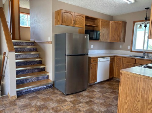 506 Columbia Boulevard West, Lethbridge, AB - Indoor Photo Showing Kitchen With Double Sink