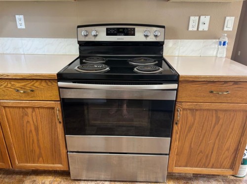 506 Columbia Boulevard West, Lethbridge, AB - Indoor Photo Showing Kitchen
