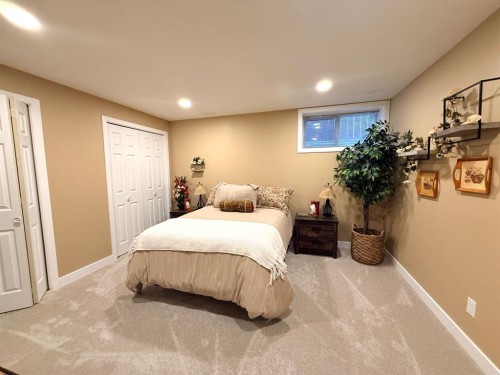 493 Squamish Lane West, Lethbridge, AB - Indoor Photo Showing Bedroom