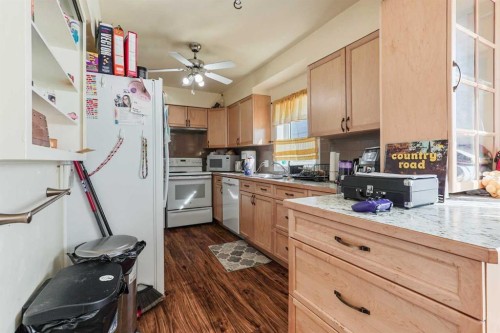 305 2 Avenue West, Cardston, AB - Indoor Photo Showing Kitchen