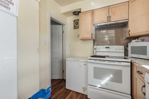 305 2 Avenue West, Cardston, AB - Indoor Photo Showing Kitchen