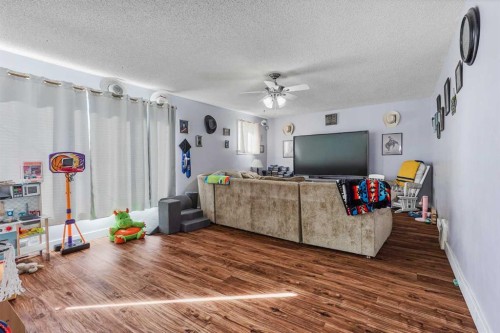 305 2 Avenue West, Cardston, AB - Indoor