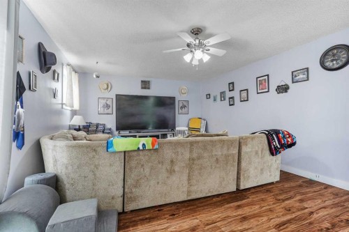 305 2 Avenue West, Cardston, AB - Indoor Photo Showing Living Room