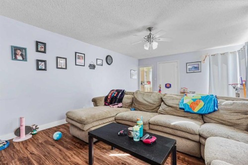 305 2 Avenue West, Cardston, AB - Indoor Photo Showing Living Room