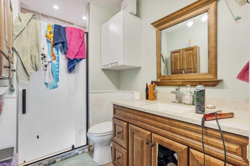 305 2 Avenue West, Cardston, AB - Indoor Photo Showing Bathroom