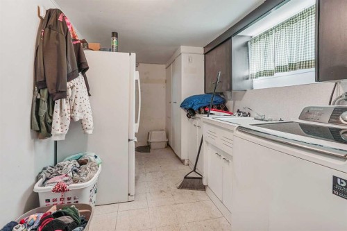 305 2 Avenue West, Cardston, AB - Indoor Photo Showing Laundry Room