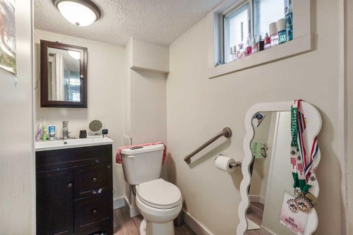 305 2 Avenue West, Cardston, AB - Indoor Photo Showing Bathroom