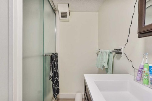 305 2 Avenue West, Cardston, AB - Indoor Photo Showing Bathroom