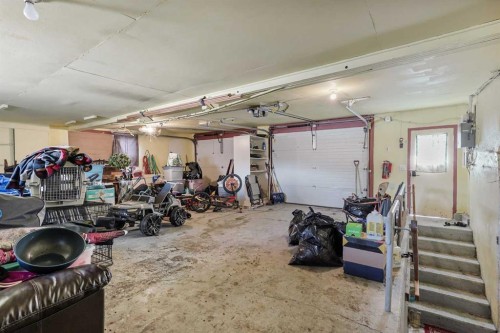305 2 Avenue West, Cardston, AB - Indoor Photo Showing Garage