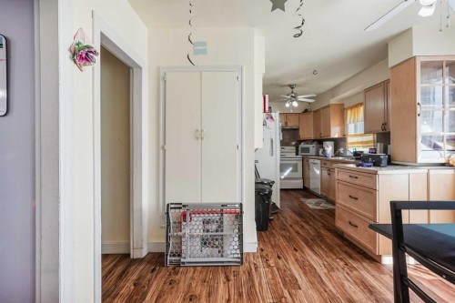 305 2 Avenue West, Cardston, AB - Indoor Photo Showing Kitchen