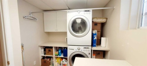 72 Owens Close, Red Deer, AB - Indoor Photo Showing Laundry Room