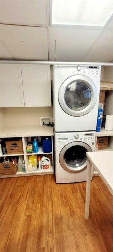 72 Owens Close, Red Deer, AB - Indoor Photo Showing Laundry Room