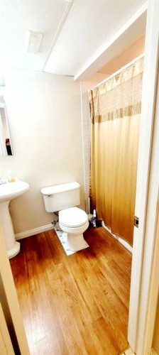 72 Owens Close, Red Deer, AB - Indoor Photo Showing Bathroom
