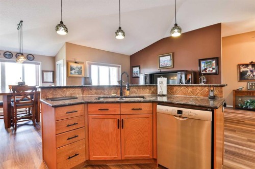 605 Sunridge Crescent West, Lethbridge, AB - Indoor Photo Showing Kitchen