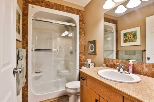 605 Sunridge Crescent West, Lethbridge, AB - Indoor Photo Showing Bathroom