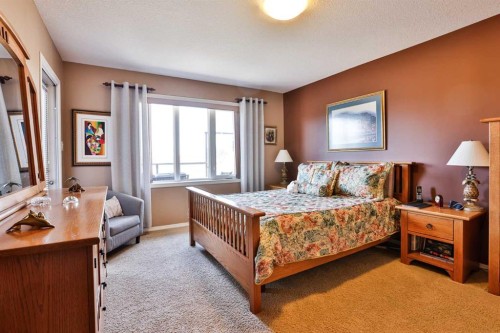 605 Sunridge Crescent West, Lethbridge, AB - Indoor Photo Showing Bedroom