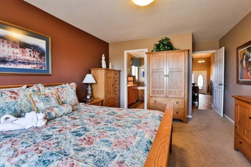 605 Sunridge Crescent West, Lethbridge, AB - Indoor Photo Showing Bedroom