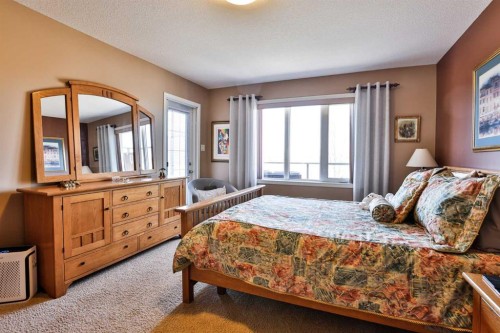 605 Sunridge Crescent West, Lethbridge, AB - Indoor Photo Showing Bedroom