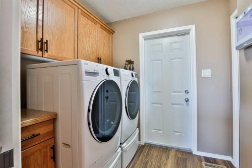 605 Sunridge Crescent West, Lethbridge, AB - Indoor Photo Showing Laundry Room