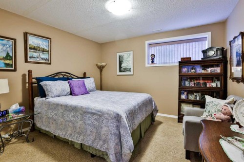 605 Sunridge Crescent West, Lethbridge, AB - Indoor Photo Showing Bedroom