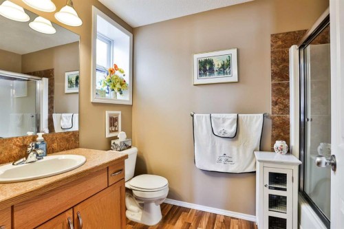 605 Sunridge Crescent West, Lethbridge, AB - Indoor Photo Showing Bathroom