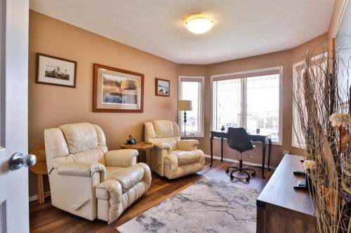605 Sunridge Crescent West, Lethbridge, AB - Indoor Photo Showing Living Room