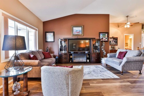 605 Sunridge Crescent West, Lethbridge, AB - Indoor Photo Showing Living Room