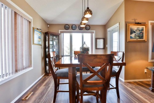 605 Sunridge Crescent West, Lethbridge, AB - Indoor Photo Showing Dining Room