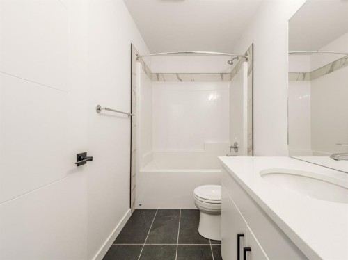 4353 25 Avenue South, Lethbridge, AB - Indoor Photo Showing Bathroom