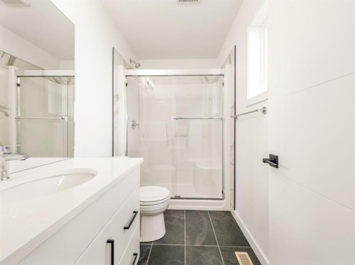 4353 25 Avenue South, Lethbridge, AB - Indoor Photo Showing Bathroom