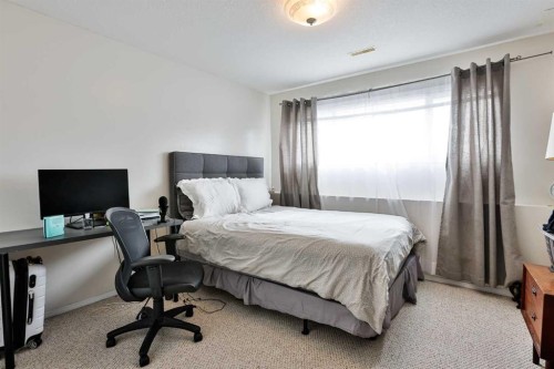 33 Chilcotin Road, Lethbridge, AB - Indoor Photo Showing Bedroom